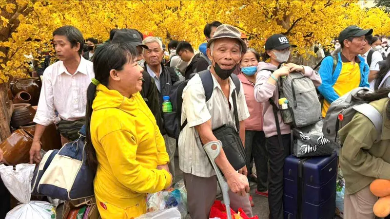 Phó Chủ tịch UBND TPHCM Trần Thị Diệu Thúy tiễn người lao động về quê trên "Chuyến xe mùa xuân"