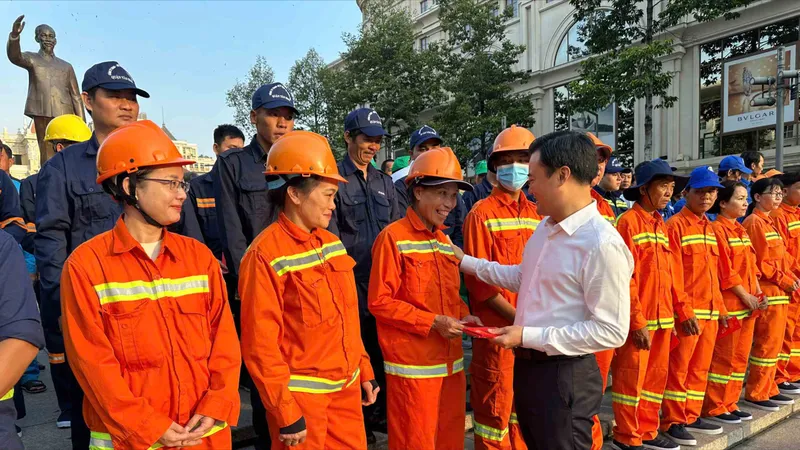 Đồng chí Bùi Xuân Cường, Phó Chủ tịch UBND TPHCM; lãnh đạo UBND một số quận, đại diện các công ty môi trường, công ty công ích quận huyện trong buổi lễ dâng hoa. Ảnh: THANH HIỀN