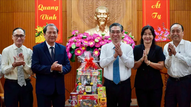 Đồng chí Nguyễn Phước Lộc, Phó Bí thư Thành ủy, Bí thư Đảng đoàn, Chủ tịch Ủy ban MTTQ Việt Nam TPHCM tiếp đón đoàn Thường trực Tổng Liên hội Hội Thánh Tin lành Việt Nam (miền Nam) tới chúc Tết