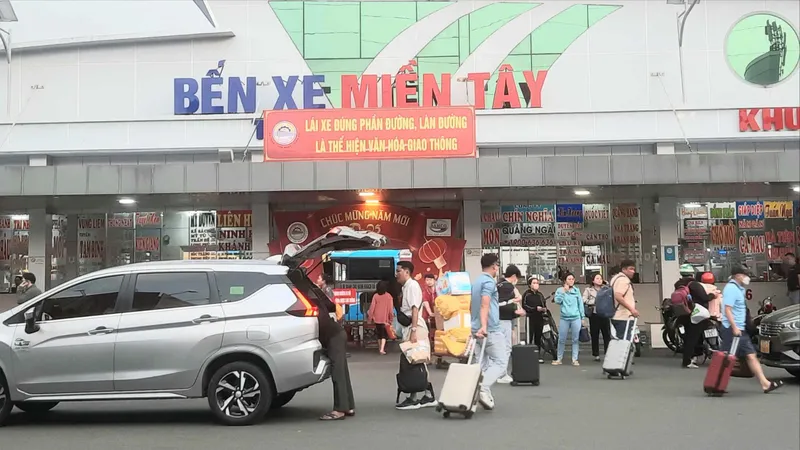 Nhộn nhịp người dân bắt đầu về quê đón tết
