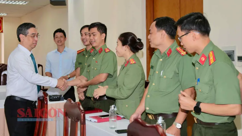 Phó Bí thư Thành ủy TPHCM Nguyễn Phước Lộc chúc tết CSGT TPHCM. Ảnh: DŨNG PHƯƠNG