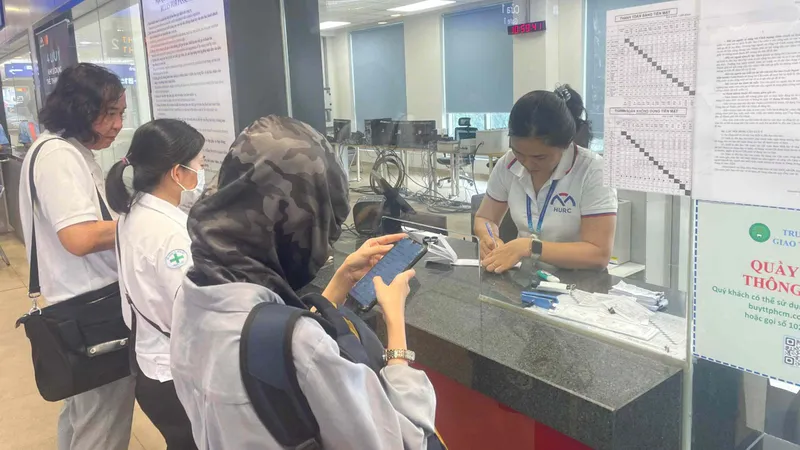 Ngày thứ hai metro thu phí: Không còn vé viết tay