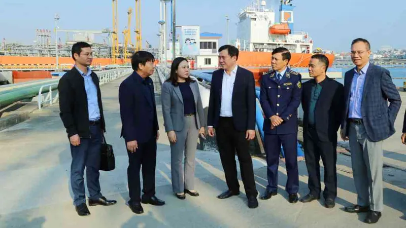 Bộ Công thương kiểm tra, yêu cầu đảm bảo đủ xăng dầu dịp tết
