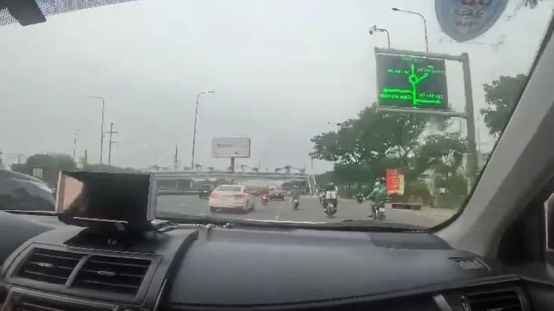 CSGT TPHCM hỗ trợ đưa người dân bị điện giật đến cấp cứu kịp thời