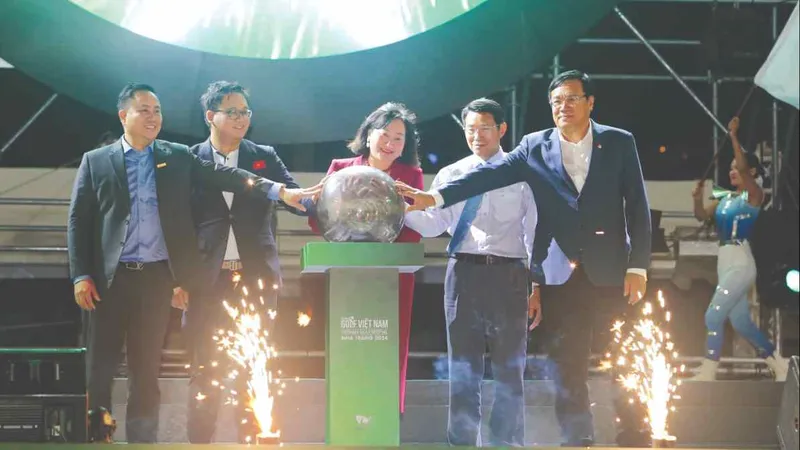 Đại diện ban tổ chức thực hiện nghi thức khai mạc Lễ hội Golf Việt Nam - Nha Trang 2024 lần đầu tiên diễn ra tại TP Nha Trang, tỉnh Khánh Hòa