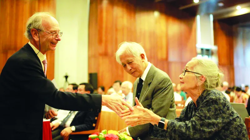 Hàng năm, vợ chồng GS Trần Thanh Vân - Lê Kim Ngọc đều mời các nhà khoa học lớn trên thế giới trở về giúp đỡ các sinh viên, nghiên cứu trẻ ở Việt Nam