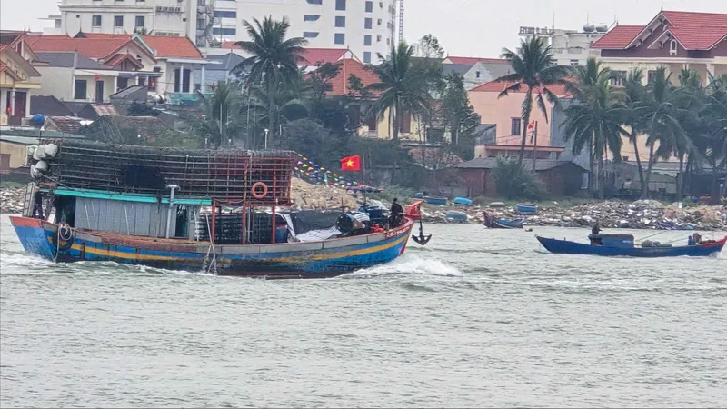 Quảng Bình: Ngư dân rộn ràng mở biển ngày mùng 1 Tết 