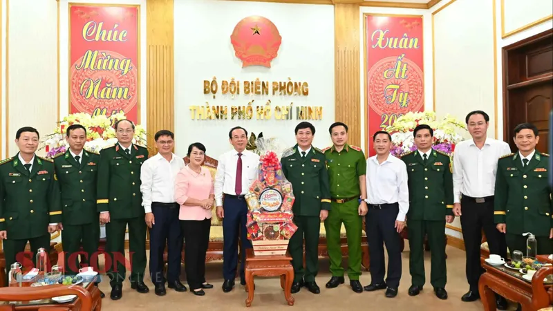Bí thư Thành uỷ TPHCM Nguyễn Văn Nên chúc tết Bộ đội Biên phòng TPHCM đêm giao thừa. Ảnh: VIỆT DŨNG