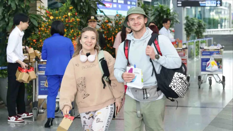 Những du khách quốc tế "xông đất" ngày đầu năm mới. Ảnh: XUÂN QUỲNH