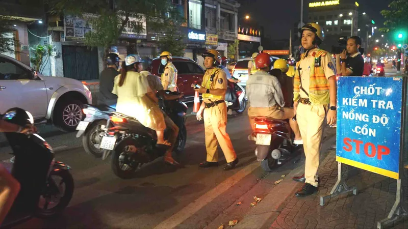 CSGT TPHCM lập chốt kiểm tra nồng độ cồn 