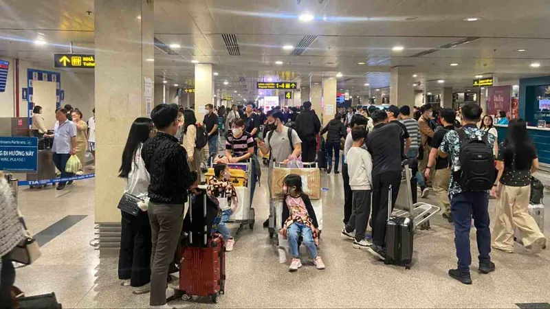 Sân bay Tân Sơn Nhất đón hơn 150 ngàn hành khách đến và đi trong ngày mùng 5 Tết