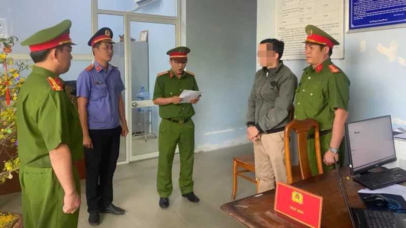 Bắt tạm giam thầy giáo quan hệ bất chính với nữ sinh lớp 10 ở Bình Thuận