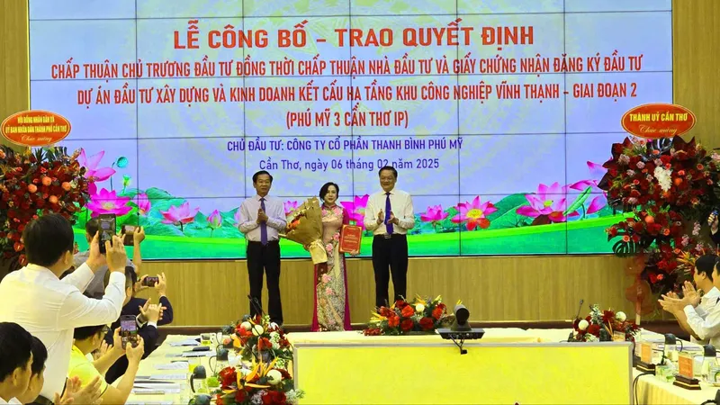 Lãnh đạo TP Cần Thơ tặng hoa chúc mừng và trao quyết định chấp thuận chủ trương đầu tư, giấy chứng nhận đăng ký đầu tư cho đại diện chủ đầu tư