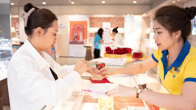 Doanh nghiệp giảm giá thu mua vàng nhưng tăng giá bán sát ngày Vía Thần Tài
