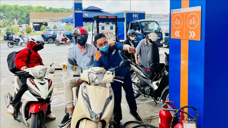 Giá xăng giảm mạnh