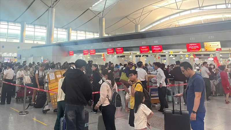 Sân bay Tân Sơn Nhất: Ga quốc tế đông nghịt, ga nội địa vắng vẻ 
