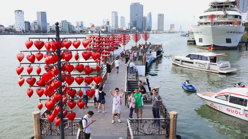 Cầu Tình yêu Đà Nẵng (đường Trần Hưng Đạo, quận Sơn Trà, TP Đà Nẵng) là điểm check-in "đặc biệt" của những cặp đôi vào dịp lễ Valentine hằng năm