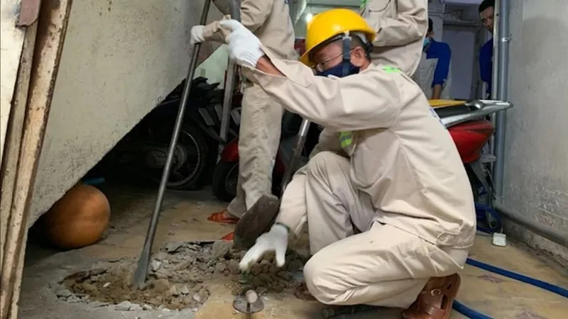 Trám lấp giếng khoan tại Chung cư Độc Lập. Ảnh: Hồng Hải