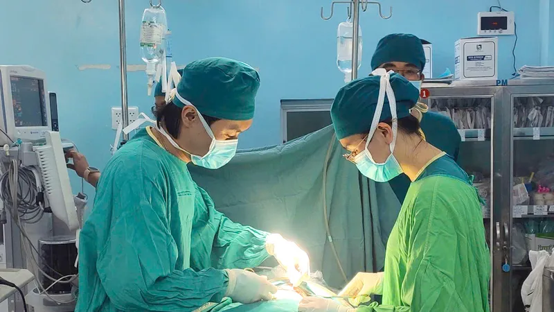 Ê kíp phẫu thuật của Bệnh viện Nhi đồng 2 TPHCM lấy ra hơn 100 con giun đũa gây tắc ruột một bệnh nhi 2 tuổi