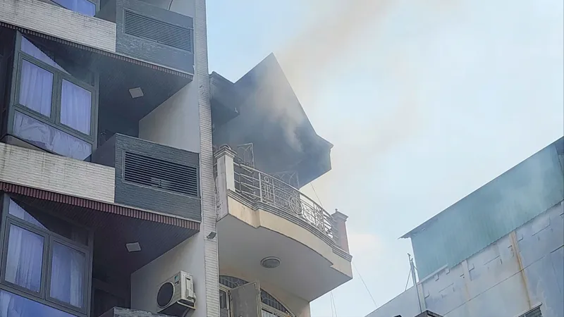 Cháy nhà 4 tầng ở quận 10