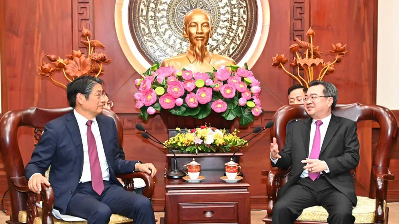 Phó Bí thư Thường trực Thành ủy TPHCM Nguyễn Thanh Nghị tiếp Đại sứ Nhật Bản tại Việt Nam Ito Naoki. Ảnh:VIỆT DŨNG 