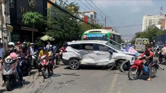 Đồng Nai: Tông xe liên hoàn giữa 3 ô tô khiến 3 người bị thương 