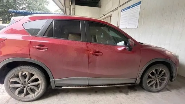 Triệu tập tài xế ô tô kéo lê xe máy trên đường
