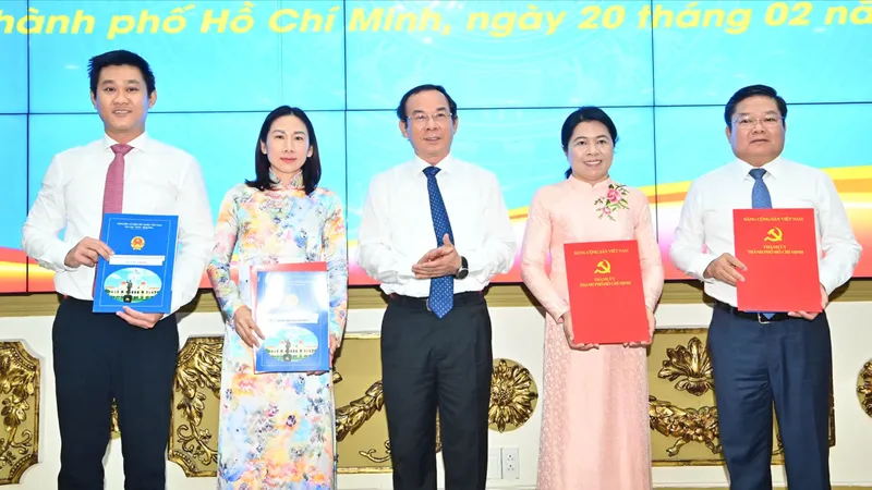 Bí thư Thành ủy TPHCM Nguyễn Văn Nên trao quyết định đến các cá nhân. Ảnh: VIỆT DŨNG