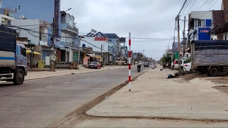 Đã tháo dãy biển báo cấm đậu xe “xếp lớp” trên Quốc lộ 27
