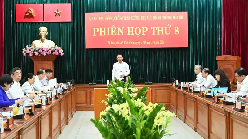 Người đấu tranh chống tham nhũng, lãng phí, tiêu cực và người thân được bảo vệ