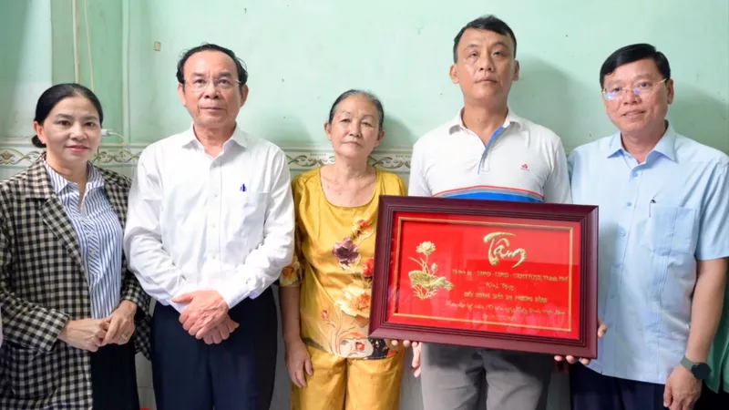 Bí thư Thành ủy TPHCM thăm gia đình bác sĩ, điều dưỡng hy sinh trong cuộc chiến chống dịch Covid-19