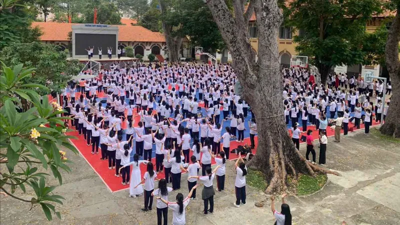 Trường THPT Marie Curie phản hồi các thông tin trái chiều về hoạt động đồng diễn áo dài