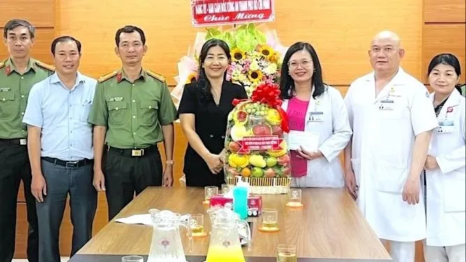 Đồng chí Nguyễn Thị Bạch Mai, Phó Trưởng Ban Thường trực, Ban Tuyên giáo và Dân vận Thành ủy TPHCM (thứ 4 từ phải vào) tới thăm, chúc mừng Bệnh viện Nguyễn Tri Phương. (ẢNH TÂM PHÚC)
