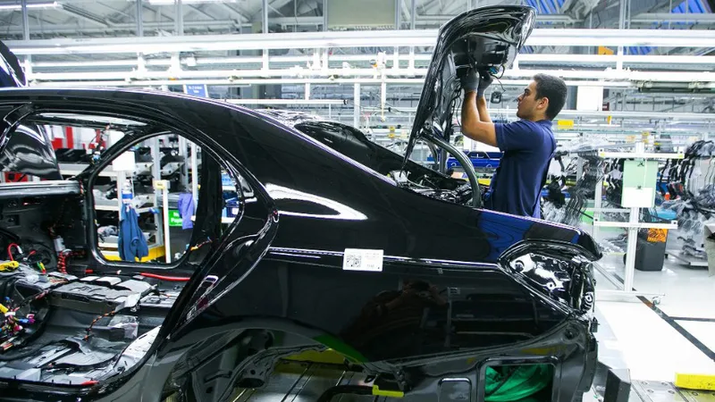 Xe hơi nhập khẩu từ EU sẽ là mặt hàng bị áp thuế nếu Chính phủ Mỹ thực hiện theo tuyên bố của Tổng thống Donald Trump. Ảnh: BLOOMBERG