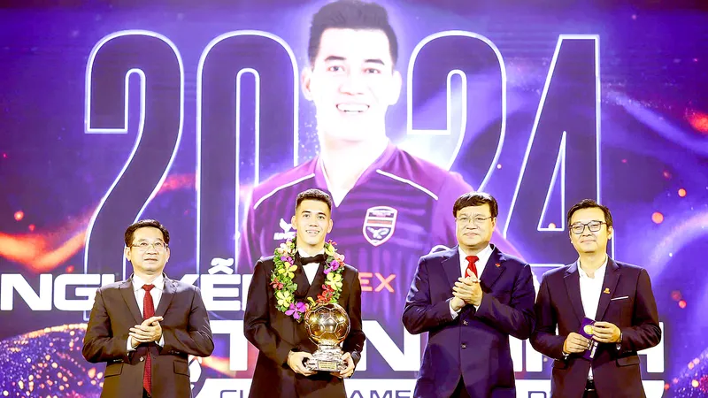 Nguyễn Tiến Linh dành 40 triệu đồng tiền thưởng từ Quả bóng vàng Việt Nam 2024 để làm từ thiện. Ảnh: DŨNG PHƯƠNG