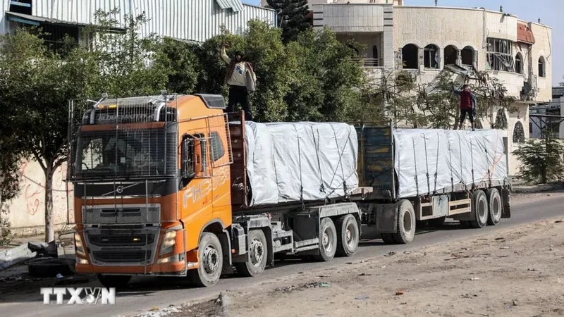 Xe tải chở hàng viện trợ tới Rafah, Dải Gaza. Ảnh: TTXVN
