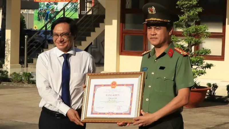 Đồng Nai: Khen thưởng tập thể, cá nhân triệt phá đường dây lừa đảo công nghệ cao