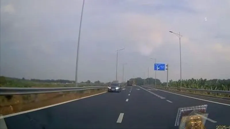 Xử phạt tài xế chạy ngược chiều trên đường dẫn cao tốc Phan Thiết - Dầu Giây