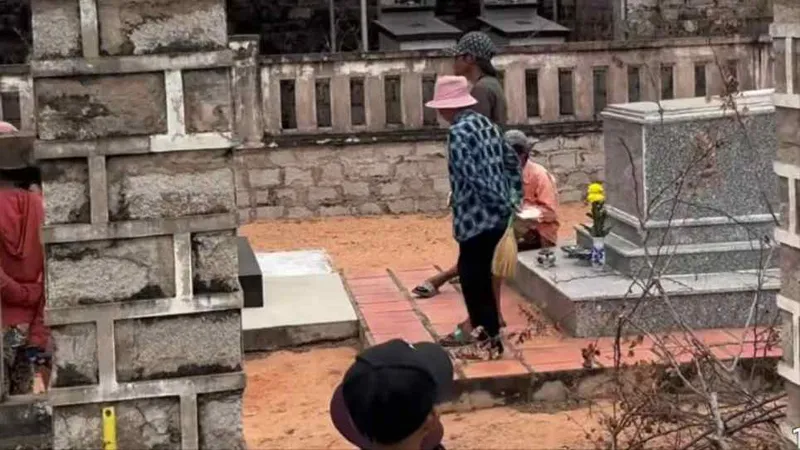 Nhóm người có hành vi "xin đểu". Ảnh cắt từ video