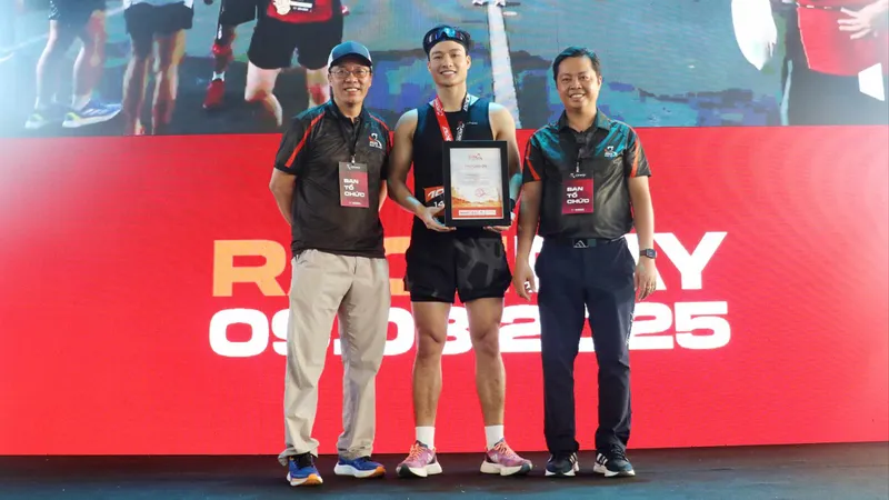 Đại diện Ban tổ chức Giải chạy Run To Live 2025 trao thư cảm ơn Nam vương Đạt Kyo