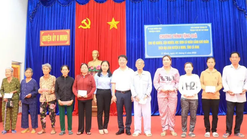 Văn phòng Thành ủy TPHCM tặng quà các hộ nghèo ở Cà Mau