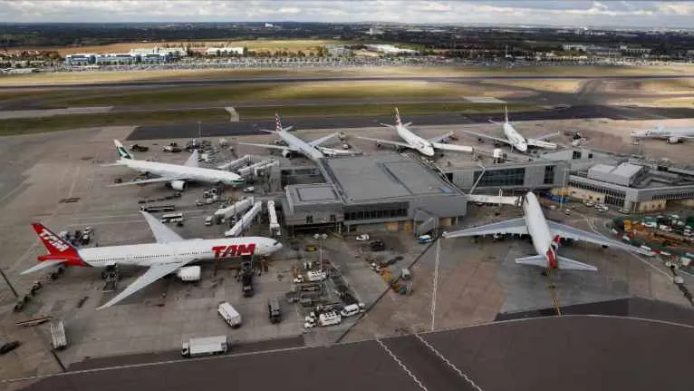 Một góc sân bay Heathrow, Anh. Ảnh: REUTERS