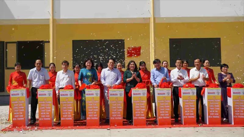 Chương trình “Thắp sáng niềm tin - Vượt khó đến trường”: Tặng học bổng, bàn giao công trình trường học hơn 6 tỷ đồng tại Bến Tre