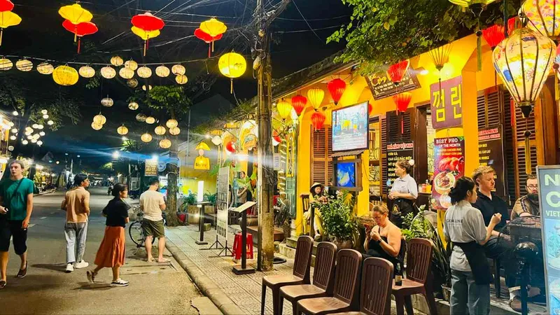 Du khách vui chơi tại Hội An (Quảng Nam)