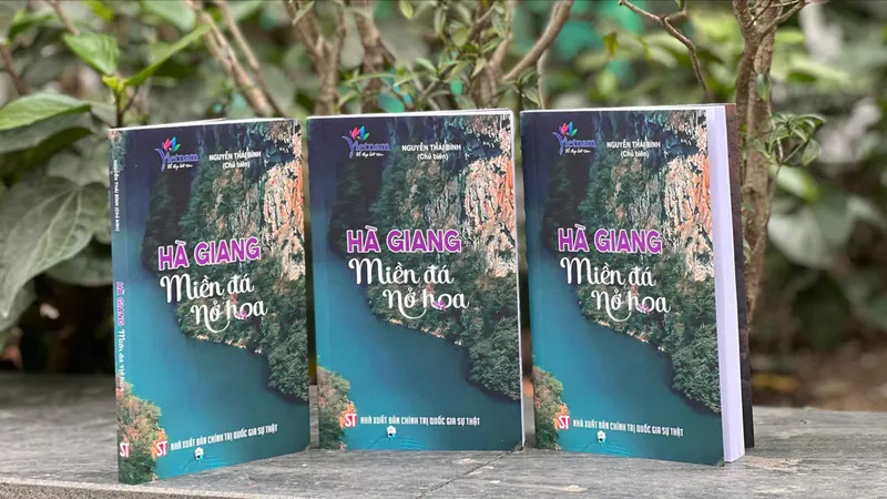 Giới thiệu ấn phẩm "Hà Giang - Miền đá nở hoa"