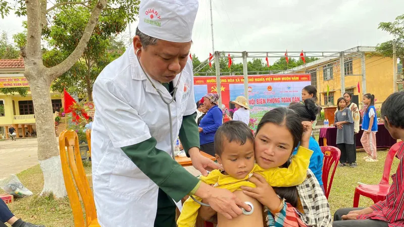 Bộ đội biên phòng Cồn Roàng khám bệnh cho trẻ em bản Ma Coong trong chương trình Tủ thuốc biên cương