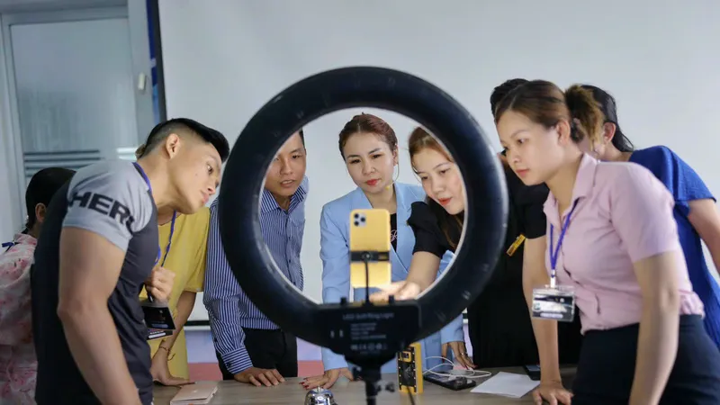 Công việc sáng tạo nội dung trên các nền tảng số thu hút sự quan tâm và định hướng nghề nghiệp với nhiều bạn trẻ. Ảnh: ALPHA X