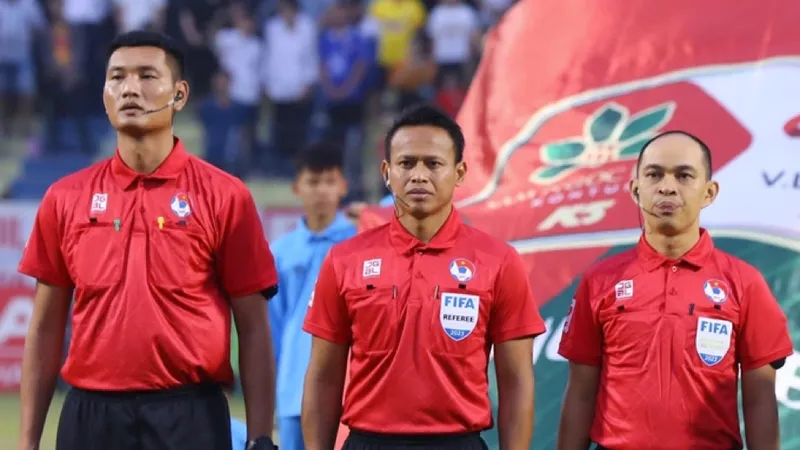 Trọng tài người Malaysia Razlan Joffri Bin Ali (giữa) được mời làm nhiệm vụ trận đấu giữa Hà Nội FC và Thanh Hóa. Ảnh: THANH QUỐC