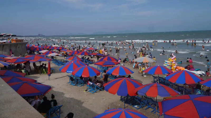 Quang cảnh Bãi Sau, TP Vũng Tàu chiều ngày 6-4 (nhằm ngày 9-3 Âm lịch)