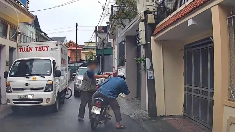 Làm rõ việc tài xế xe tải dùng gậy tấn công người đi đường